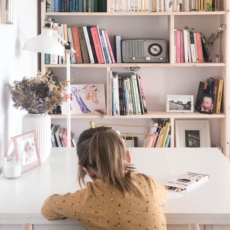 Estantería alta ancha asimétrica de madera para libros, plantas
