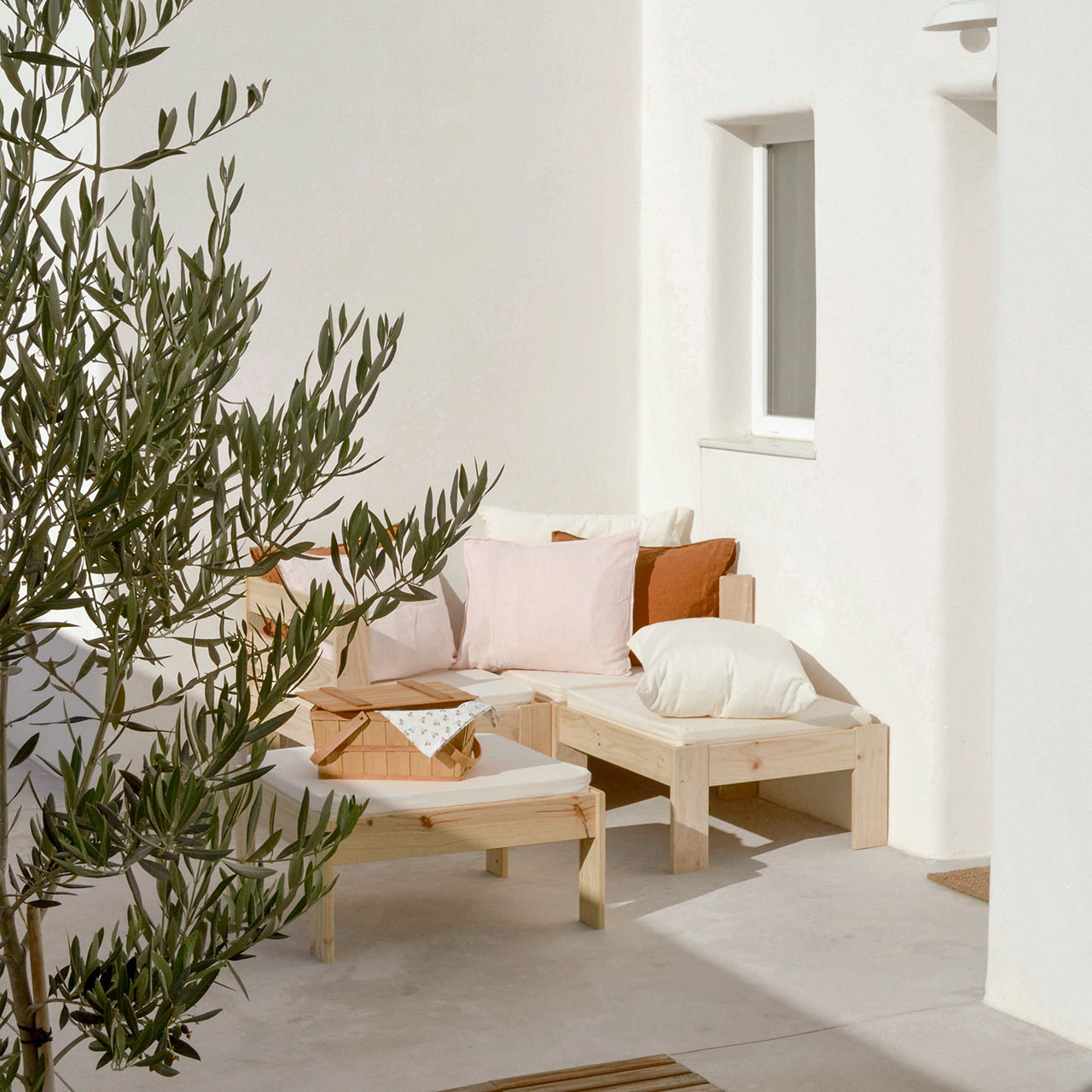 Espejo de pared con marco de madera