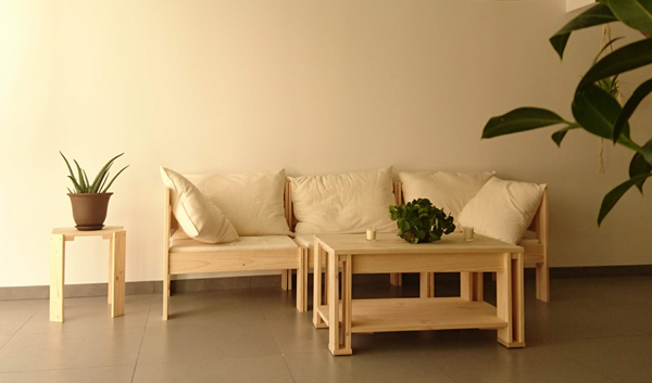 conjunto con mesas y sillas de madera para sala de espera 