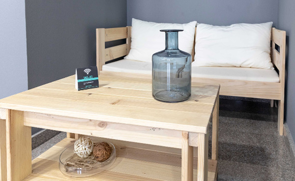 Mesa y sofá modular estilo nordico para Hostels y Hostal