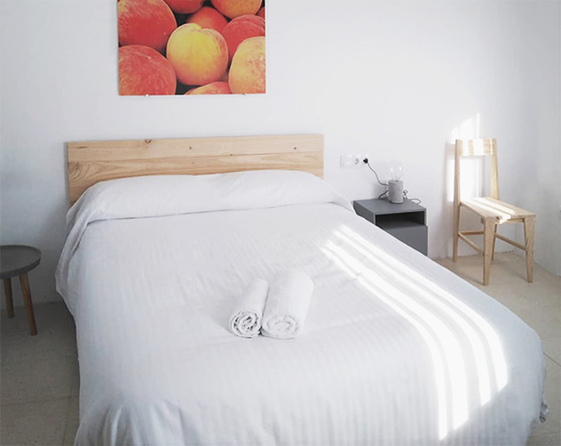 cama con cabecero de madera estilo rústico para habitación doble