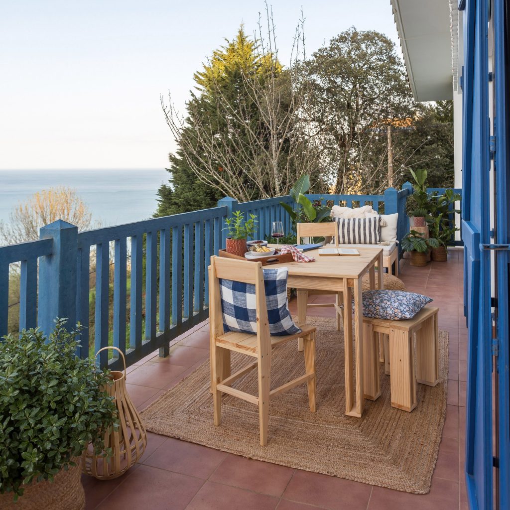 Terrasse extérieure avec ARINA table et BURU chaise