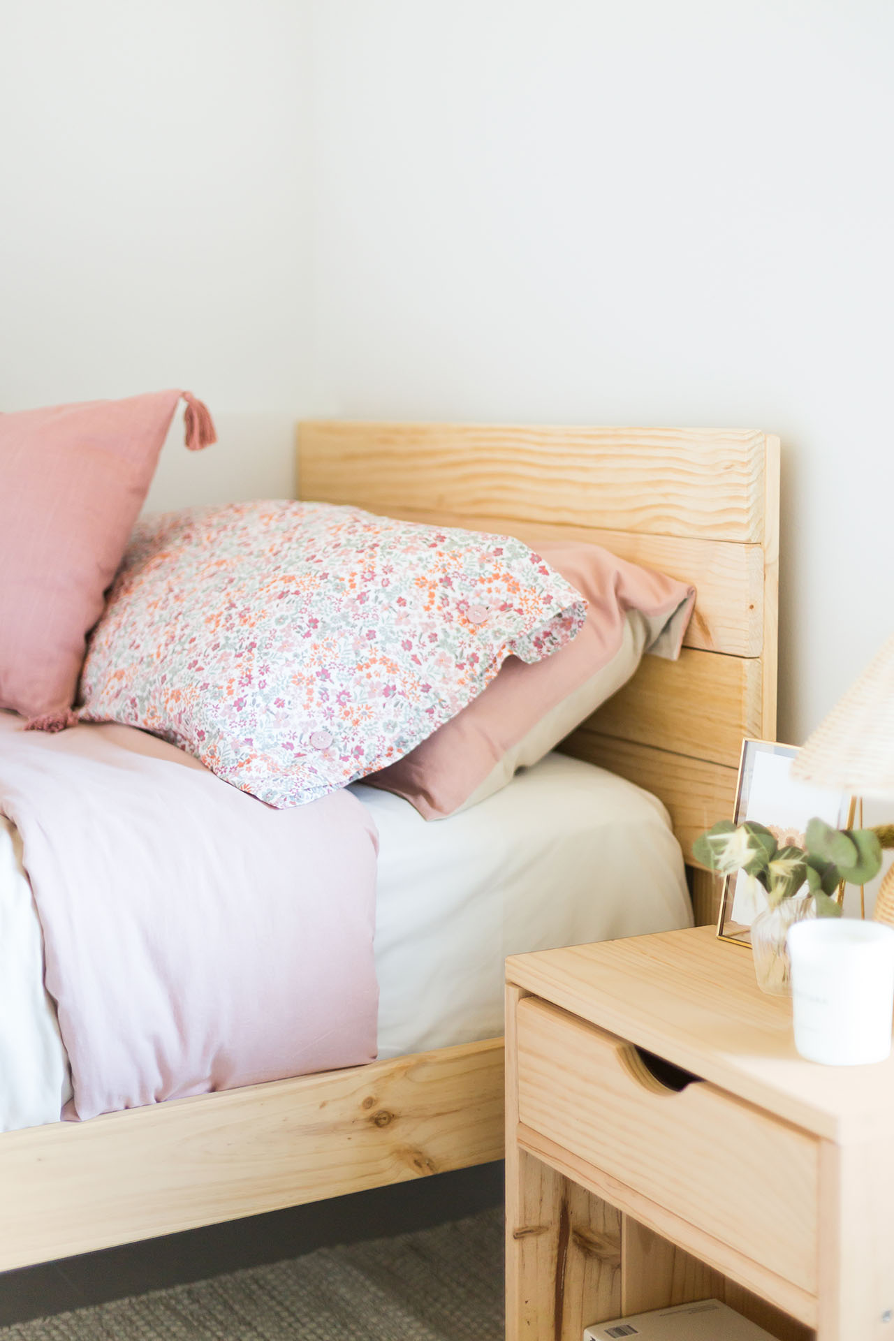 Cómo decorar tu cama para tener un dormitorio de revista - Muebles
