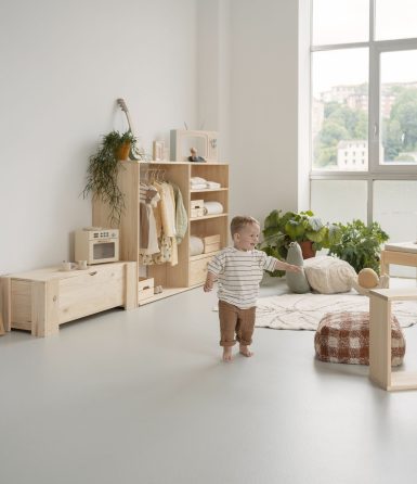 Educar y decorar con los nuevos muebles Montessori de madera natural.